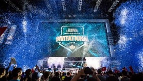 一穿四失败！T1在S15决赛憾负BLG，Faker泪洒赛场。